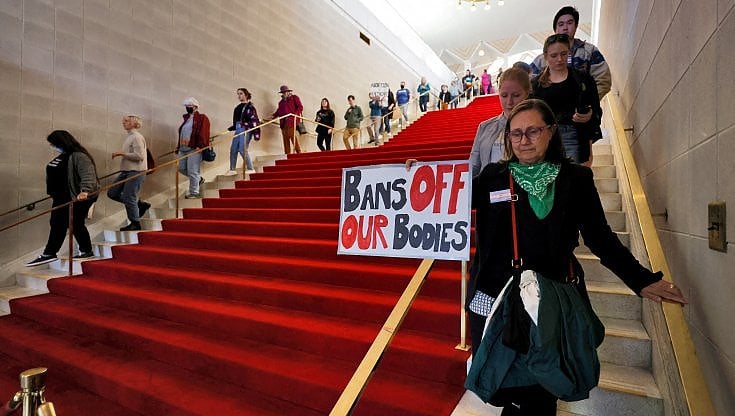 Una protesta pro-aborto sulla scalinata d'accesso alla Camera della Noth Carolina