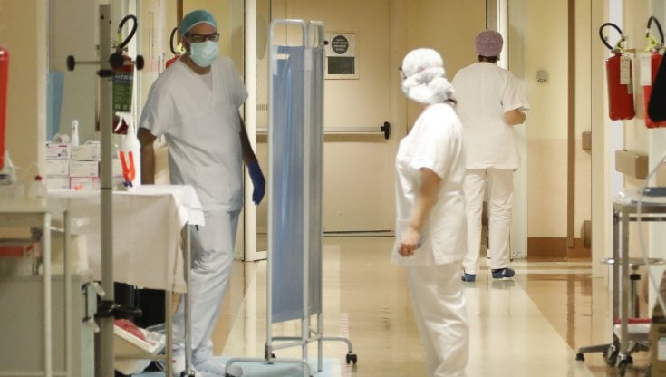 Medici e infermieri: "Stressati, depressi e in perenne carenza di sonno".  La metà è in burnout