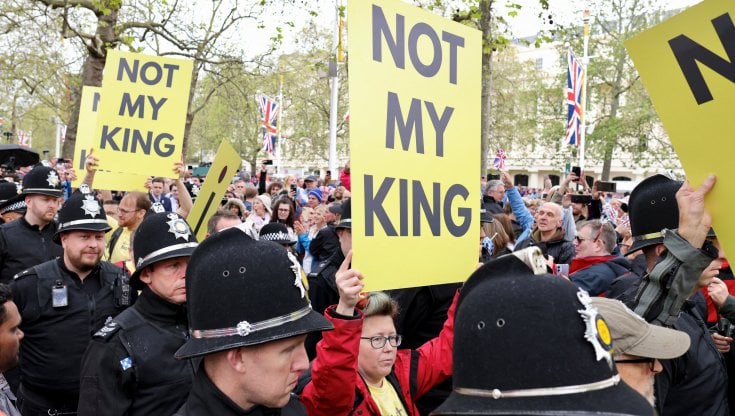 Arrestato Graham Smith leader degli anti-monarchici. Protestava fra la folla in attesa del passaggio di Carlo e Camilla