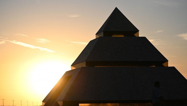 Californa. Una piramide alla Stargate, la porta del "centro del mondo". Nel deserto di Sonora il museo ai confini della realtà 