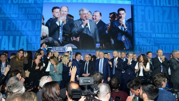 "Sono ancora qui per voi", Berlusconi in video frena la successione di Tajani
