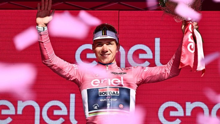 Remco Evenepoel in maglia rosa