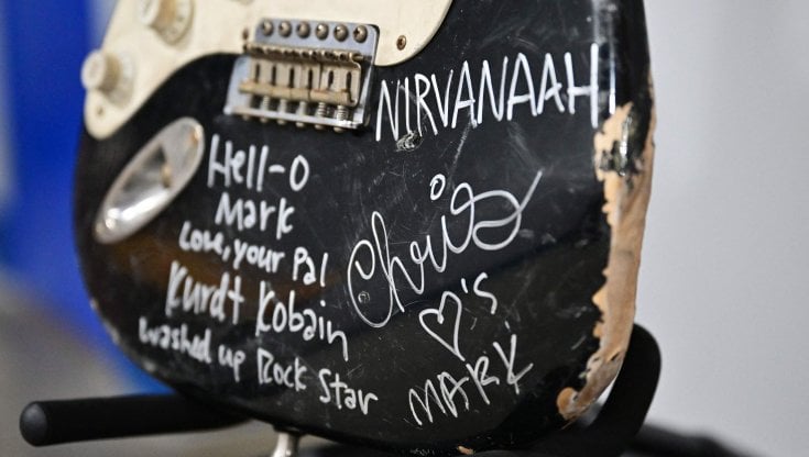 Collana fatta a mano - Ciondolo a forma di cuore con sfondo glitter olografico - Regalo per i fan - Kurt Cobain - NIRVANA - Italia