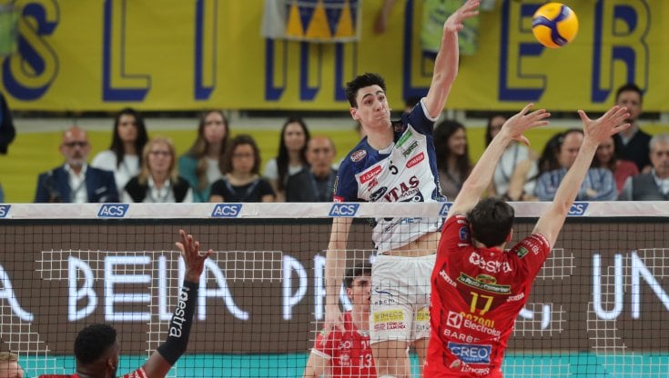 Alessandro Michieletto contro il muro Lube (foto legavolley.it)