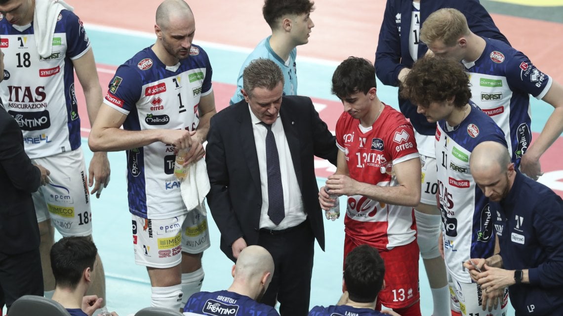 Angelo Lorenzetti coi giocatori di Trento
