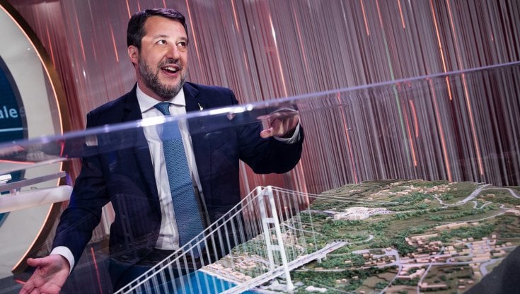 Il ministro Matteo Salvini con il rendering del Ponte sullo Stretto