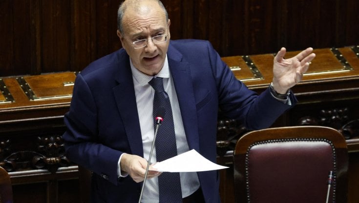 Caro affitti, Valditara contro i sindaci di centrosinistra. Schlein: "Al governo sono senza vergogna, ancora parlano". E anche Bernini si irrita