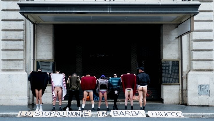 Gli attivisti del Collettivo Campo innocento davant i al Teatro Eliseo a Roma
