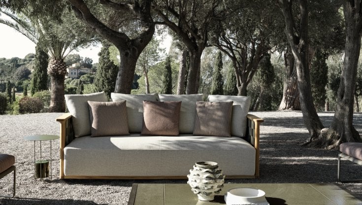 La collezione punta su toni organici come ruggine, giallo deserto, marrone terra, verde oliva e antracite