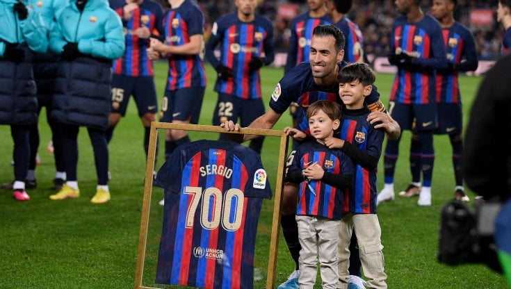 Busquets alla premiazione per le 700 presenze al Barcellona