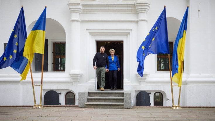 Il presidente ucraino Zelensky e la presidente della commissione europea Ursula von der Leyen a Kiev posano accanto alle bandiere ucraina ed europea