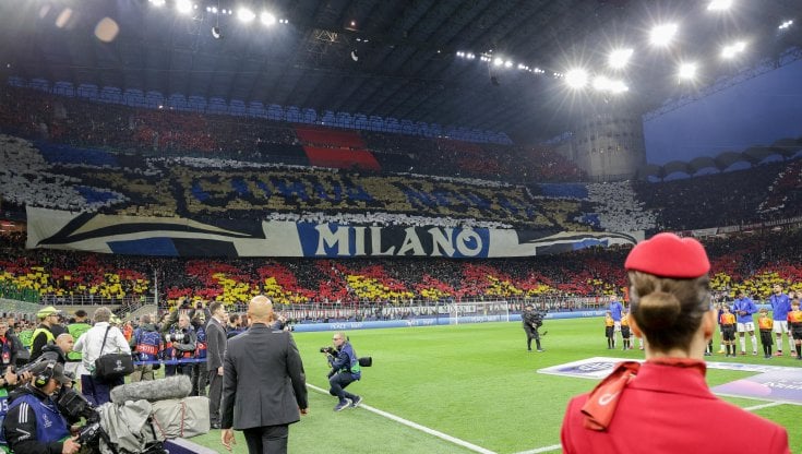 La coreografia dei tifosi dell'Inter in occasione della sfida con il Milan