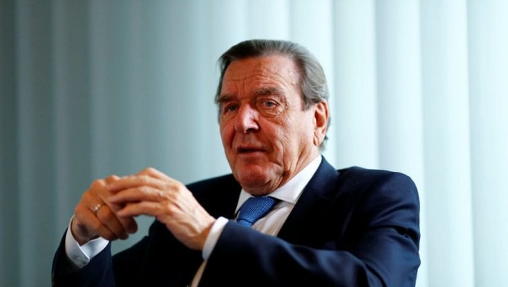 Schroeder festeggia il 9 maggio all'ambasciata russa: il party che imbarazza la Germania