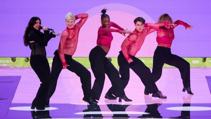 Mae Muller dall'Inghilterra all'Eurovision