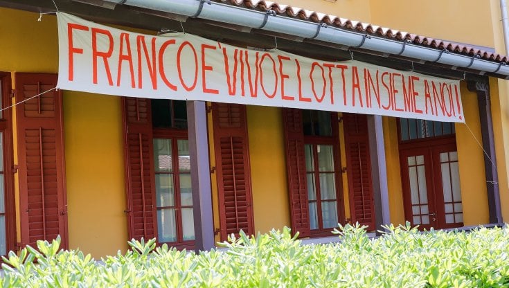 Trieste, uno striscione dedicato a Franco Basaglia