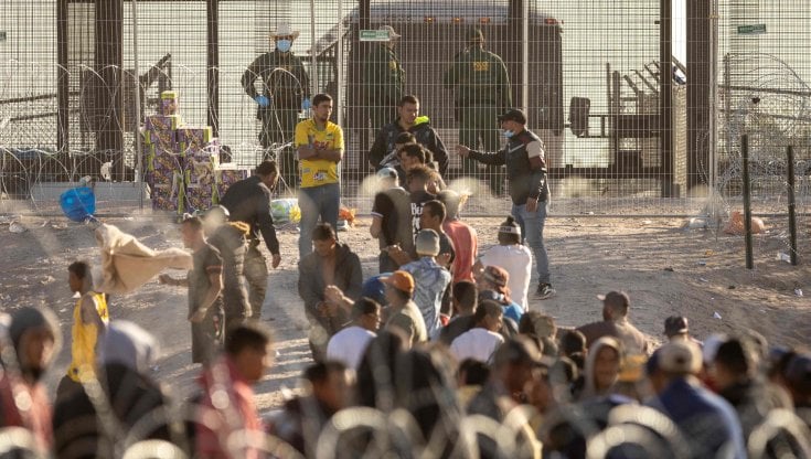 In Messico con i disperati in fuga dai narcos al confine con il Texas: “Se torniamo ci uccidono”