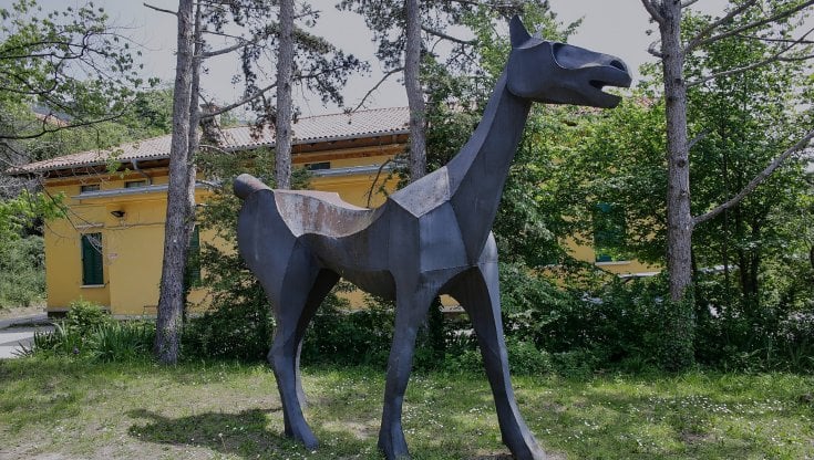 La statua in ferro di "Marco Cavallo" nel parco dell'ex manicomio di Trieste.