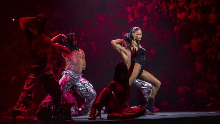 Elodie, 'Catwoman' dalla gran voce: lo show in streaming dal forum di Assago è un'esplosione di energia
