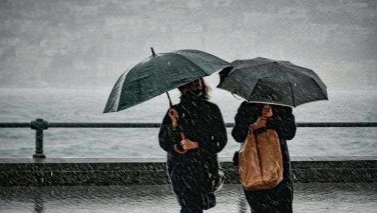 Previsioni meteo, weekend con la pioggia. E da lunedì in arrivo un nuovo ciclone, con nubifragi e venti forti