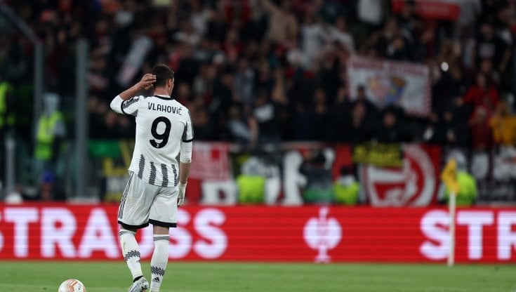Vlahovic durante la gara con il Siviglia