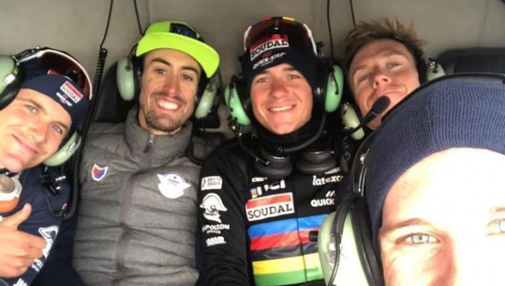 Remco Evenepoel con i compagni di squadra in elicottero