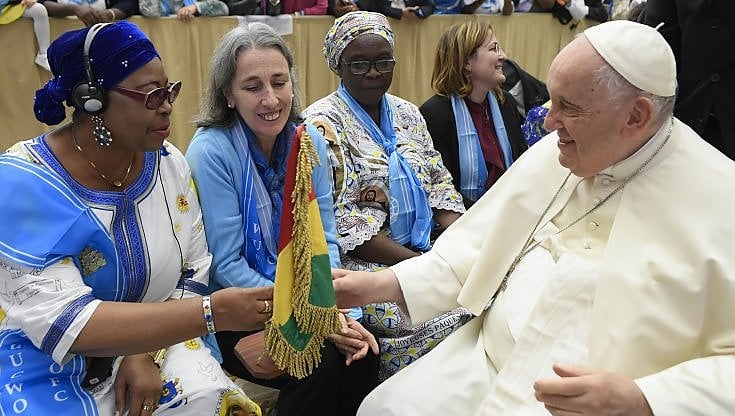 Papa Francesco emana la nuova "costituzione" del Vaticano: più controlli sui bilanci e spazio ai laici
