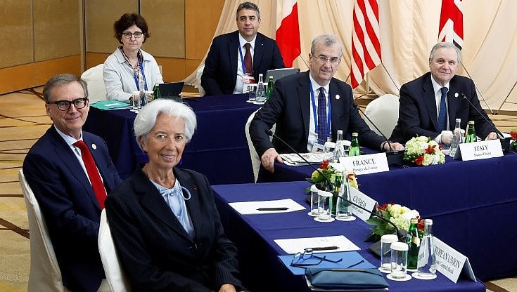 Il governatore Visco (a destra) con i governatori delle banche centrali del G7 e della Bce