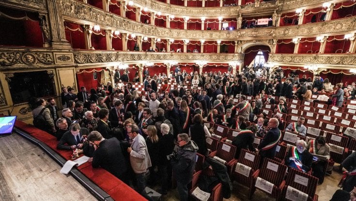 Torino, l'assemblea di 300 sindaci per difendere le famiglie arcobaleno