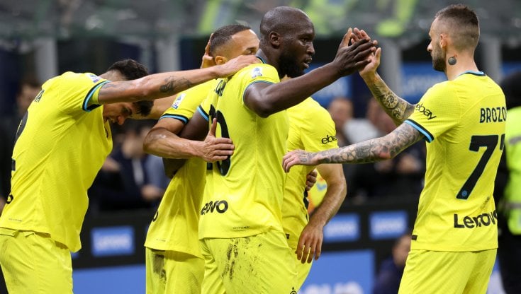 Lukaku festeggiato dai compagni dopo il gol