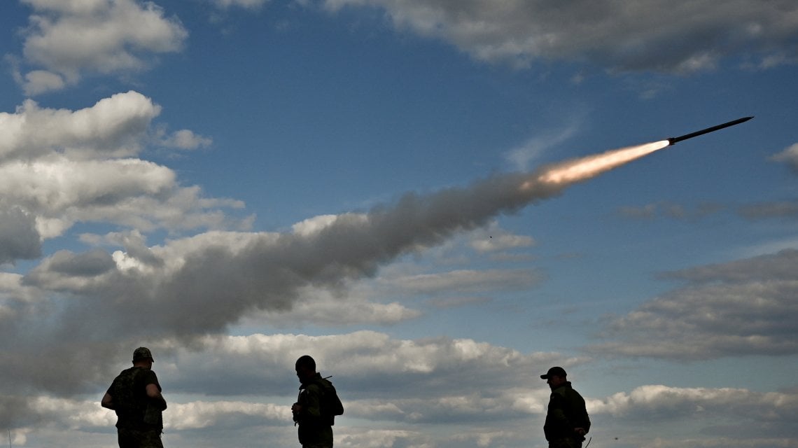 Militari ucraini lanciano un razzo Paryzan nell'area di Zaporizhzhia