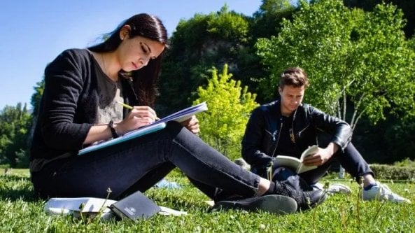 Universit&agrave; della Valle d'Aosta: lingue, psicologia, economia, scienze politiche, scienze della formazione i corsi offerti | <a href="https://puntoitalia.online/dossier/cronaca/universita-2023-2024/2023/05/15/news/universita_valle_daosta_intervista_mariagrazia_monaci-399237518/"><strong>Intervista</strong> La rettrice Monaci: "Accoglienti e a misura degli studenti"</a>