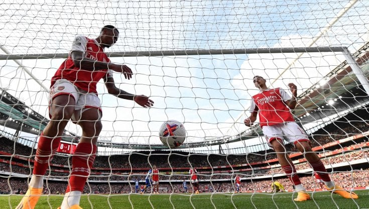 Il pallone nella porta dell'Arsenal: &egrave; la foto della giornata dei Gunners