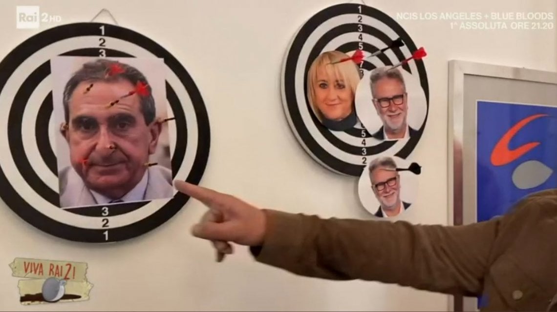 La finta incursione di Fiorello nella stanza del nuovo ad Rai