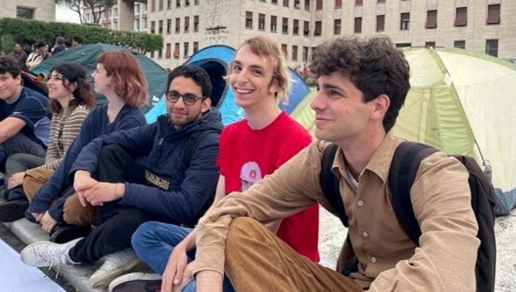 Gli studenti in portesta alla Sapienza. Con la maglietta rosso, Mirko Giuggiolini