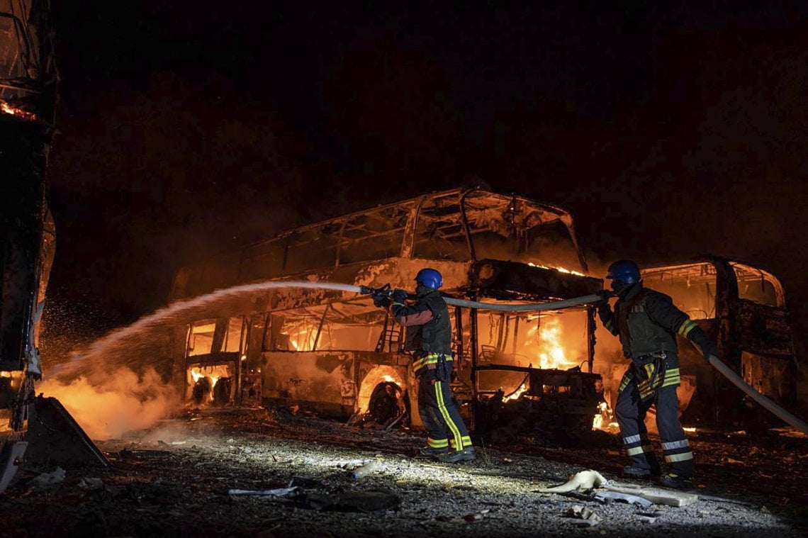 I vigili del fuoco spengono un incendio generato da un attacco missilistico su Kiev