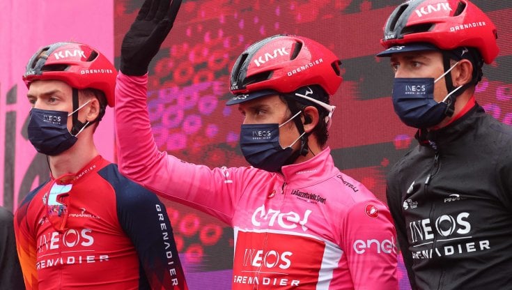 La maglia rosa Geraint Thomas (al centro) con la mascherina prima della partenza della decima tappa