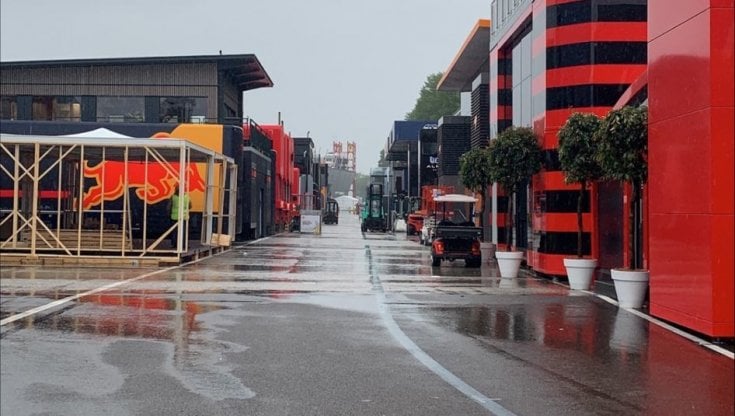 F1, il Gp di Imola preoccupa. Il maltempo si abbatte anche sul circuito: paddock evacuato