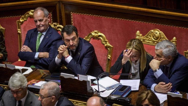 Roberto Calderoli (a sinistra) al banco del Governo di Palazzo Madama insieme a Salvini, Meloni e Tajani