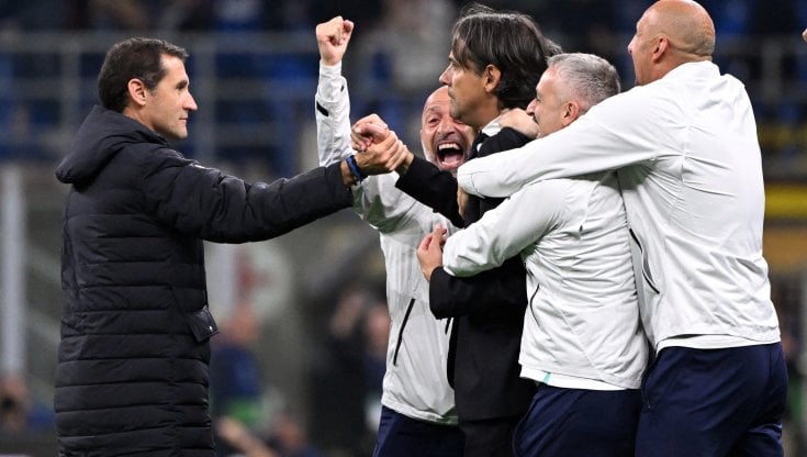 Inzaghi festeggiato dal suo staff dopo la vittoria contro il Milan