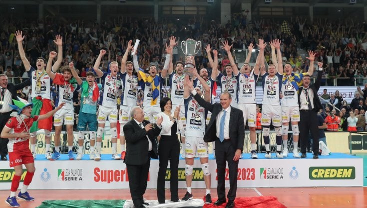 Kaziyski alza il trofeo della Superlega (Legavolley)
