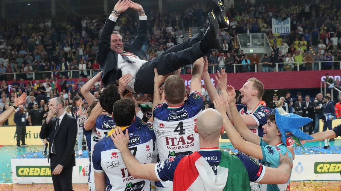 I giocatori festeggiano il tecnico Angelo Lorenzetti