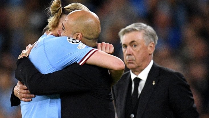 Guardiola e Haaland festeggiano sotto lo sguardo di Ancelotti