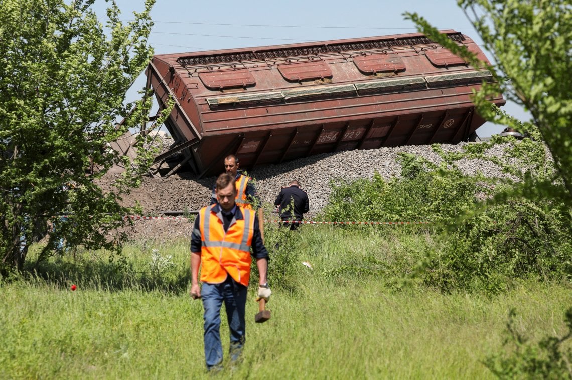 Il vagone deragliato nei pressi del distretto di Simferopol, in Crimea