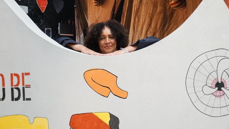 Lesley Lokko, curatrice della Biennale Architettura 2023, davanti all'installazione di Francis K&eacute;r&eacute;
