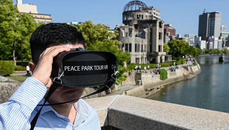 Hiroshima, il tour virtuale nel Parco della Pace: il visore Vr mostra l'esplosione e le conseguenze
