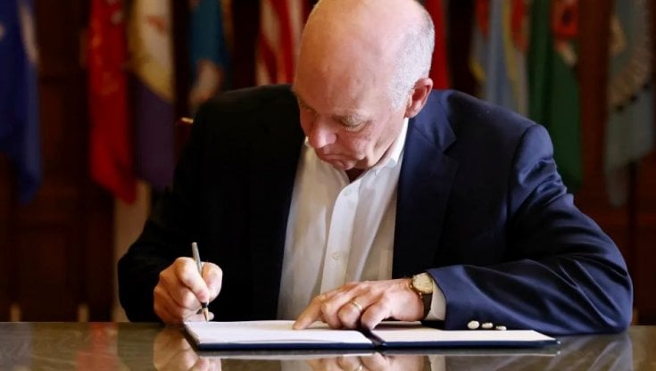 Greg Gianforte firma la legge che vieta TikTok nel Montana
