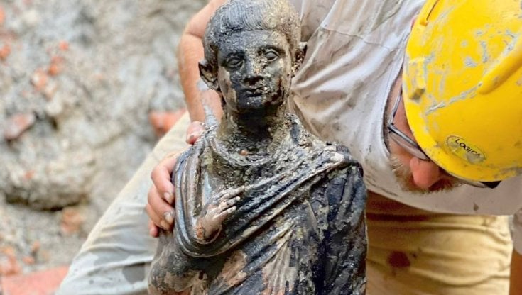 Il recupero di una delle 24 statue (agosto 2022).&nbsp;&nbsp;Agli scavi hanno partecipato studentesse&nbsp;e studenti provenienti da ogni parte del mondo (Ufficio Stampa Beni Culturali /&nbsp;Agf)