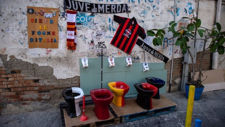 Una serie di gabinetti dipinti con i colori delle altre societ&agrave; di calcio e carta igienica logata: uno dei tanti modi di celebrare il terzo scudetto del Napoli (Ivan Romano/Getty Images)