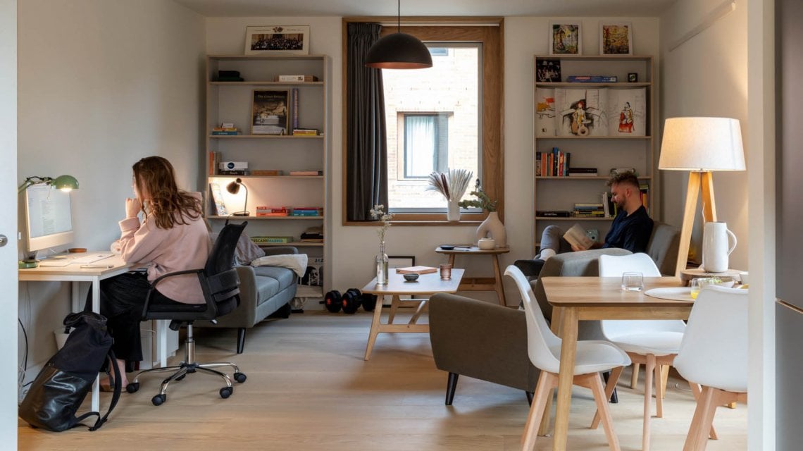 Gli interni del Stephen  Taylor Court, progettato da  Feilden Clegg Bradley Studios in una nuova comunit&agrave; a Cambridge