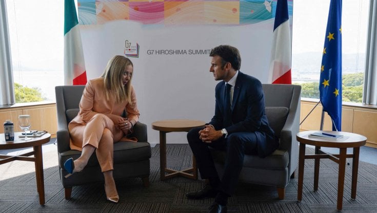 Meloni al G7, incontro con Macron. Rientro anticipato per seguire l'alluvione. Michel: "Ue pronta a dare sostegno"